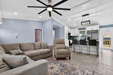 Welcome to this charming three-bedroom, two-bathroom - photo 7