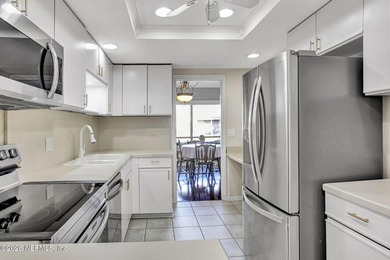 Welcome to easy, elegant living in this beautifully maintained - photo 8