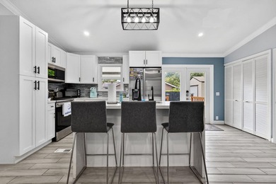 Welcome to this charming three-bedroom, two-bathroom - photo 8