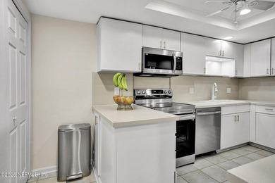 Welcome to easy, elegant living in this beautifully maintained - photo 9