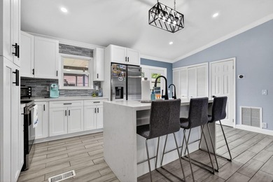 Welcome to this charming three-bedroom, two-bathroom - photo 9