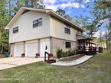 Prime Golf Course Living in Diamondhead | Wake up to sweeping - photo 1