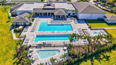 RENOVATED, MOVE-IN READY VILLA. Experience effortless Florida - photo 4