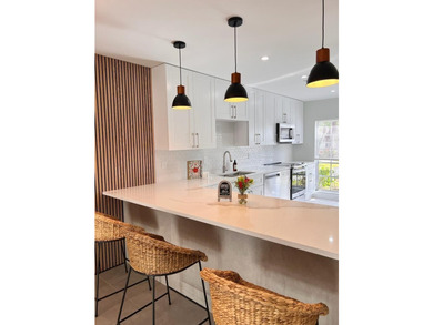 RENOVATED, MOVE-IN READY VILLA. Experience effortless Florida - photo 10