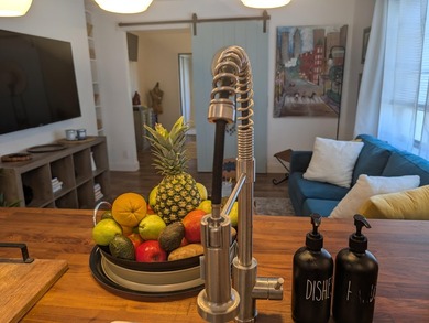 Unique, incomparable 1-bed, 1.5-bath corner unit with flexible - photo 3