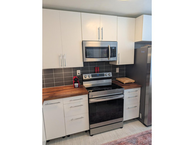 Unique, incomparable 1-bed, 1.5-bath corner unit with flexible - photo 6