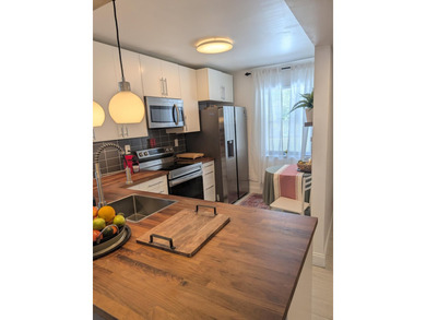 Unique, incomparable 1-bed, 1.5-bath corner unit with flexible - photo 7