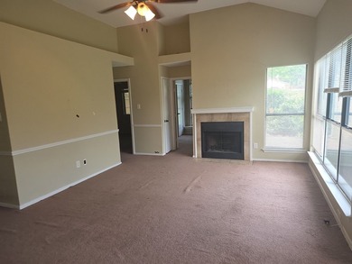 Welcome to this inviting three-bedroom, two-bathroom residence - photo 5