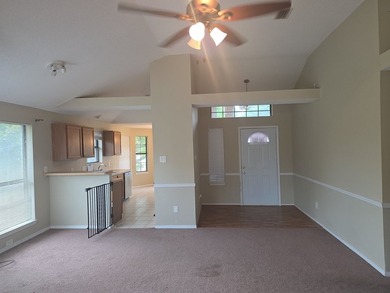 Welcome to this inviting three-bedroom, two-bathroom residence - photo 9