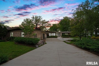 Welcome to this stunning mid-century ranch on the main body of - photo 1