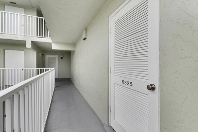 Beautifully renovated and offered Turnkey, this fully furnished - photo 8