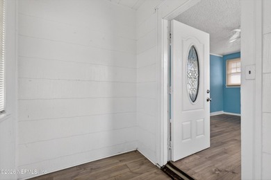 ***MOVE-IN READY HOME PERFECT FOR INVESTORS*** 3 bedroom/1 - photo 6