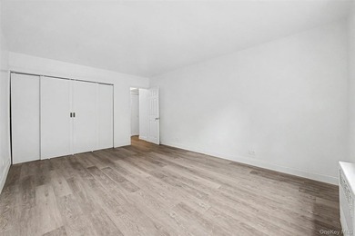 Beautiful fully renovated 1-bedroom, 1-bathroom apartment - photo 11