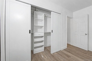Beautiful fully renovated 1-bedroom, 1-bathroom apartment - photo 12