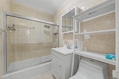 Beautiful fully renovated 1-bedroom, 1-bathroom apartment - photo 13