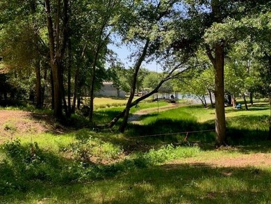 Quite remote getaway in a small waterfront community. 2 very - photo 1