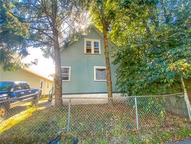 Cute and Cozy 3-bedroom, 1-bath Cape Cod located in the City of - photo 1