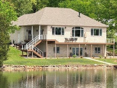 Custom lakefront home with high-end finishes + meticulous - photo 1