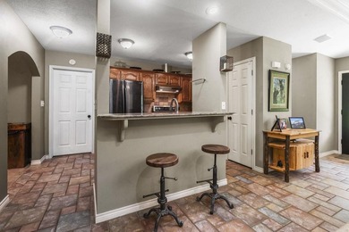 This property has LOTS of extras. Located on a quite dead-end - photo 13