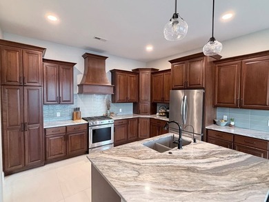 Custom lakefront home with high-end finishes + meticulous - photo 6