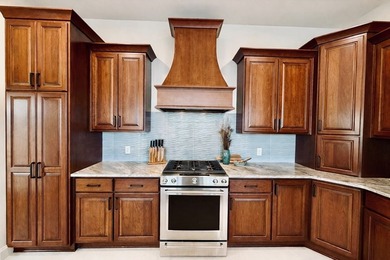 Custom lakefront home with high-end finishes + meticulous - photo 9