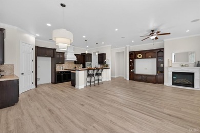 Welcome to a home where comfort and luxury exist in perfect - photo 21