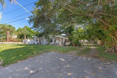 ABSOLUTELY GORGEOUS TRIPLEX | PRIME PALM BEACH LOCATION | HUGE - photo 4