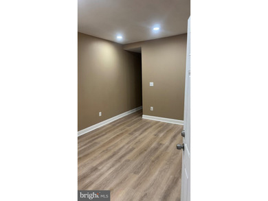 Nice renovated duplex with car garage and side entrance and - photo 10