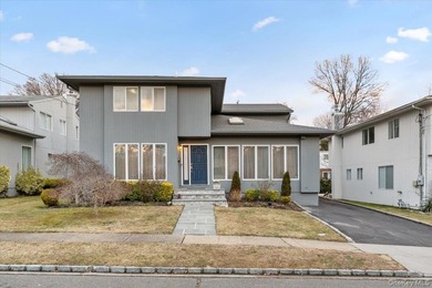 This well-maintained young Colonial offers a spacious and - photo 1