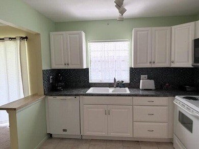 Well maintained end condo in section 2 w/lower monthly condo - photo 8