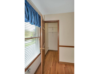Beautifully maintained 5-bedroom, 3.5-bath home with over three - photo 28