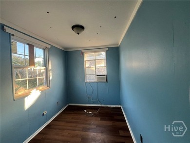 DISCOVER THE POTENTIAL IN THIS 2-BEDROOM 1-BATH HOME. PERFECT - photo 3