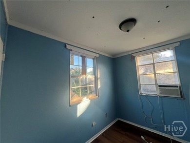 DISCOVER THE POTENTIAL IN THIS 2-BEDROOM 1-BATH HOME. PERFECT - photo 4