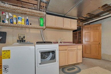 Beautifully maintained 5-bedroom, 3.5-bath home with over three - photo 44