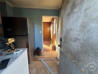 DISCOVER THE POTENTIAL IN THIS 2-BEDROOM 1-BATH HOME. PERFECT - photo 5