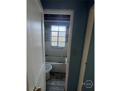 DISCOVER THE POTENTIAL IN THIS 2-BEDROOM 1-BATH HOME. PERFECT - photo 8