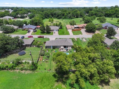 MOTIVATED SELLERS! Located in an established neighborhood with - photo 31