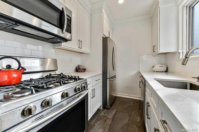 Thoughtfully Renovated Junior 4/2 Bedroom at The Gregory House - photo 11