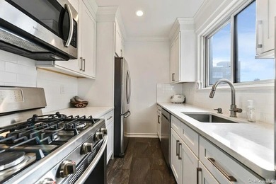 Thoughtfully Renovated Junior 4/2 Bedroom at The Gregory House - photo 12