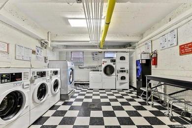 Thoughtfully Renovated Junior 4/2 Bedroom at The Gregory House - photo 17