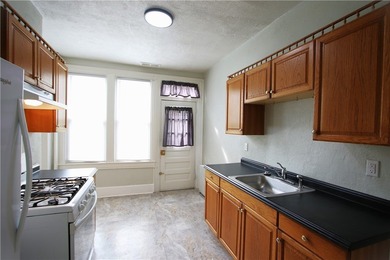 SPACIOUS House w/ 2 additional bedrooms on 3rd floor! Very - photo 4