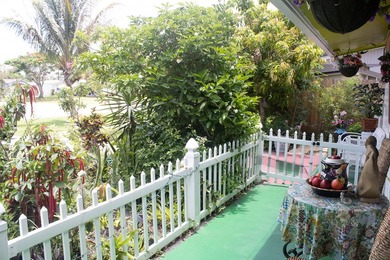 SPECTACULAR SINGLE FAMILY HOME WITH NO HOA located in the heart - photo 4