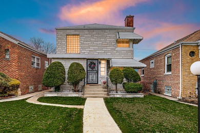 (private lake, pond, creek) Home Active Under Contract in Chicago Illinois