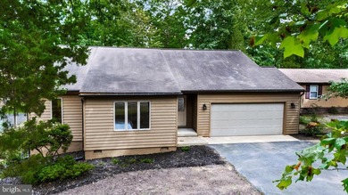 Welcome to this beautifully refreshed 3-bedroom, 2-bath rambler - photo 40