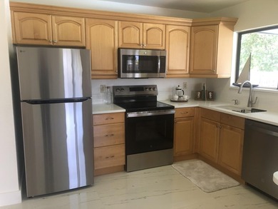 Great location, has new metal roof, new appliances, countertops - photo 3