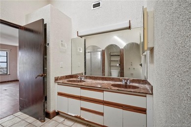 Opportunity knocks! With 2,365 SF, this 4BR, 2-bath, 2 CG pool - photo 19