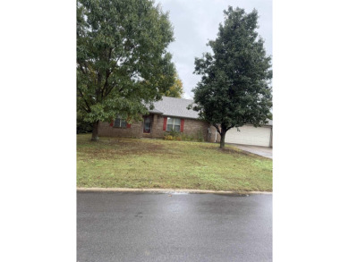 Very nice house, in quiet neighborhood. Plenty of room for a