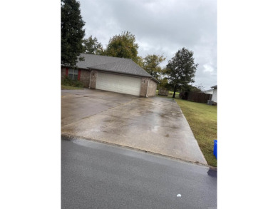 Very nice house, in quiet neighborhood. Plenty of room for a