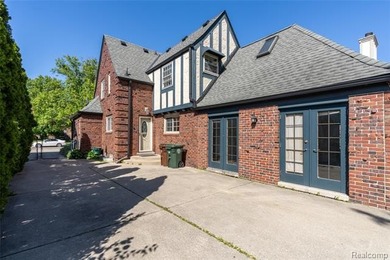 Welcome to 1481 Oxford Road in desirable Grosse Pointe Woods - photo 3