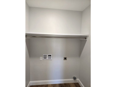 Amazing condition for this 4 bed / 2 bath open floorplan home - photo 17